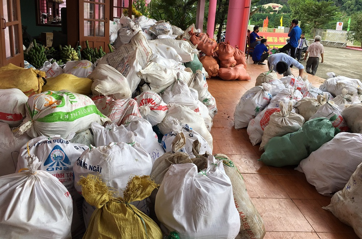 Đồng bào Ca Dong vào rừng sâu hái từng búp măng, bó rau gửi xuống vùng tâm dịch - 1