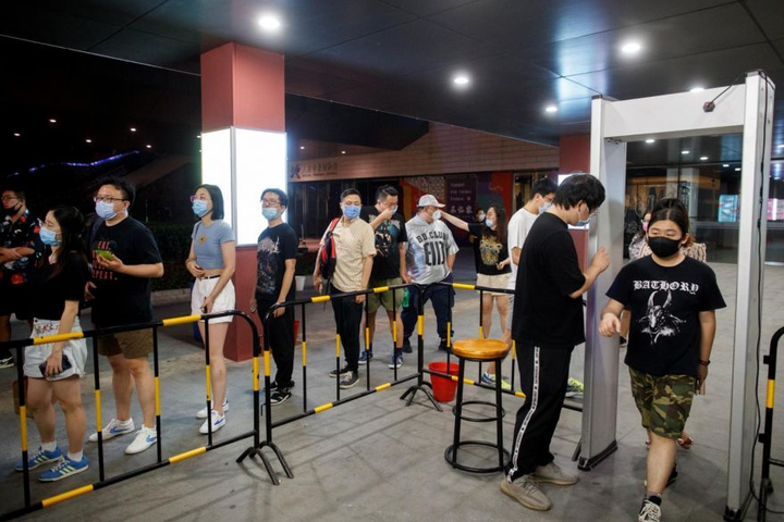 Gần 5.800 người Trung Quốc bị bắt vì các tội liên quan đến COVID-19 - 1