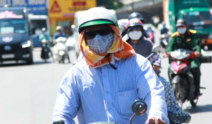 Nắng nóng trên 40 độ C tiếp tục thiêu đốt Bắc và Trung Bộ - 1