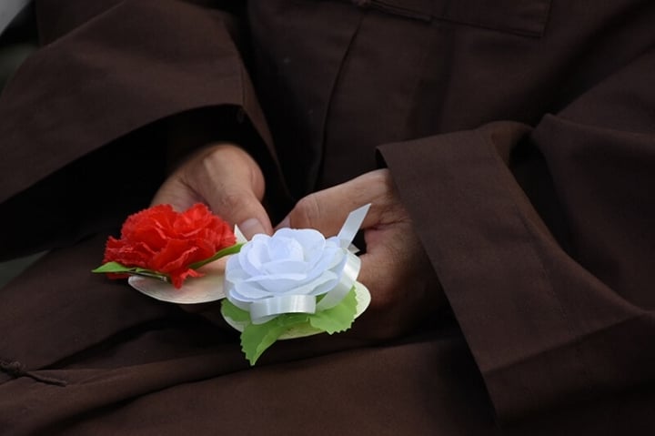 Bạn có biết vì sao phải cài hoa hồng lên áo trong ngày lễ Vu lan?