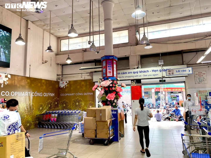 Bên trong siêu thị Co.op Mart lâu đời nhất TP.HCM sắp bị 'khai tử' - 4