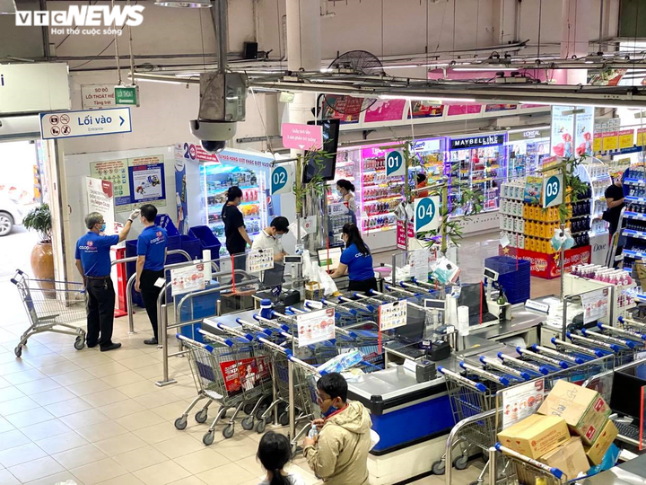 Bên trong siêu thị Co.op Mart lâu đời nhất TP.HCM sắp bị 'khai tử' - 5