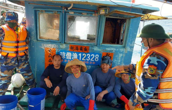 Đuổi tàu cá Trung Quốc vào đánh bắt trái phép ở vùng biển Quảng Trị - 1