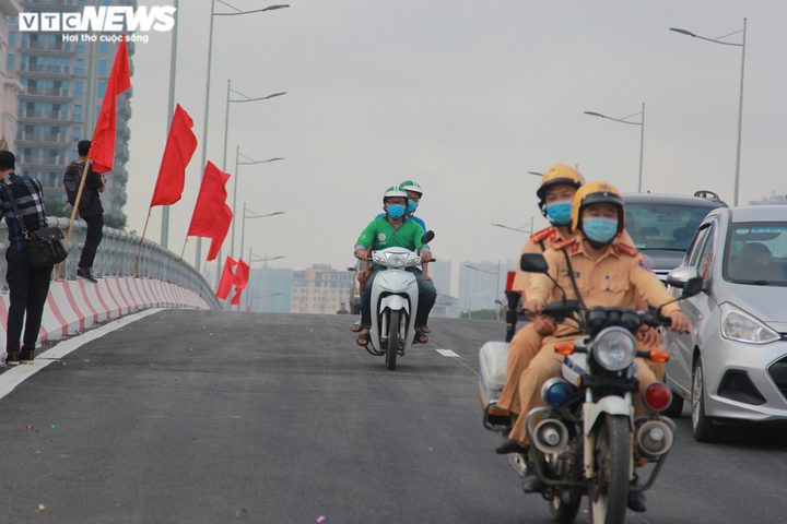Sau 23 năm, 'nút thắt cổ chai' đường Nguyễn Văn Huyên, Hà Nội được giải tỏa - 6