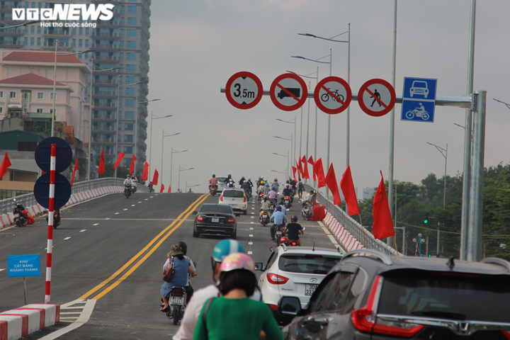 Sau 23 năm, 'nút thắt cổ chai' đường Nguyễn Văn Huyên, Hà Nội được giải tỏa - 9