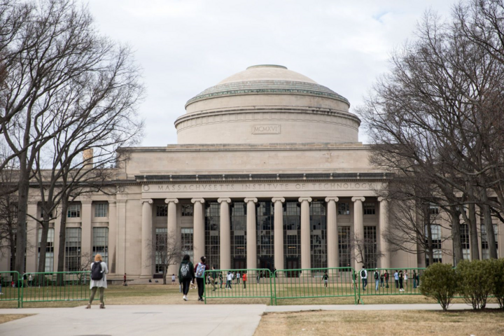 Thư nước Mỹ: ‘Thánh đường’ học tập Harvard, MIT đìu hiu, sầu thảm mùa COVID-19 - 2