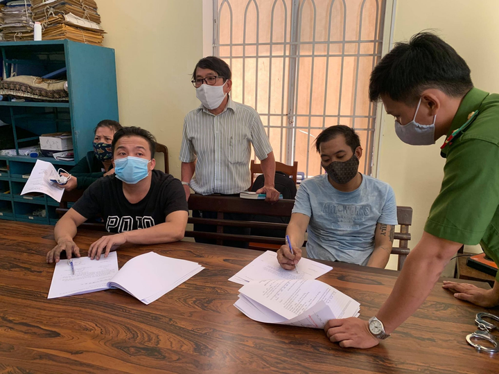 Bắt 2 thanh niên tổ chức 'chơi' ma túy trong quán karaoke giữa mùa dịch - 1