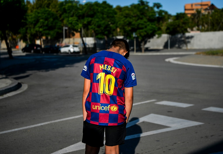 Messi bỏ tập, fan nhí Barca buồn bã ngóng chờ - 3