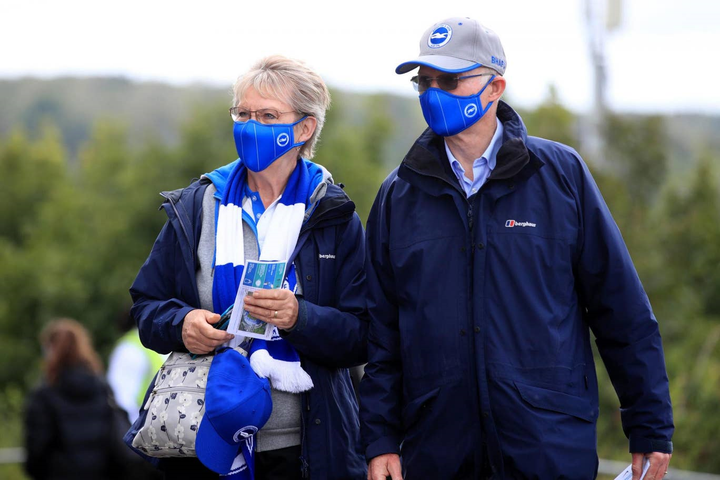 Xem bóng đá thời COVID-19 ở Anh: Cổ động viên giãn cách, không đeo khẩu trang - 1