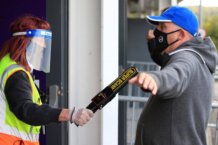 Xem bóng đá thời COVID-19 ở Anh: Cổ động viên giãn cách, không đeo khẩu trang - 4