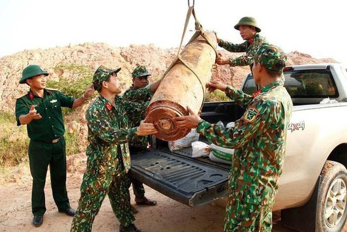 Phát hiện quả bom nặng 450 kg trong lúc san lấp mặt bằng - 1