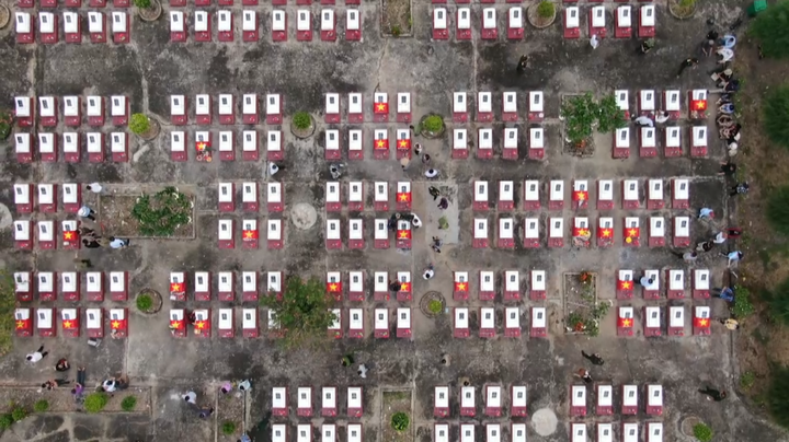 Niềm vui đẫm nước mắt trong khoảnh khắc 27 liệt sĩ 'đoàn tụ' với gia đình - 6