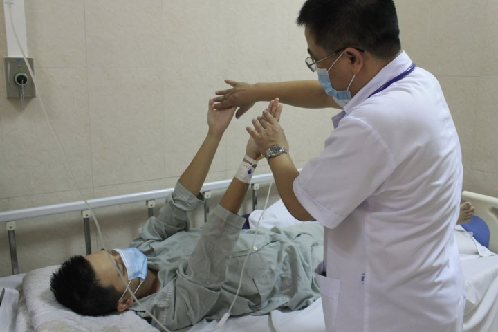 Ăn tiết canh lợn, thanh niên ở Hà Nội hôn mê suýt chết - 1