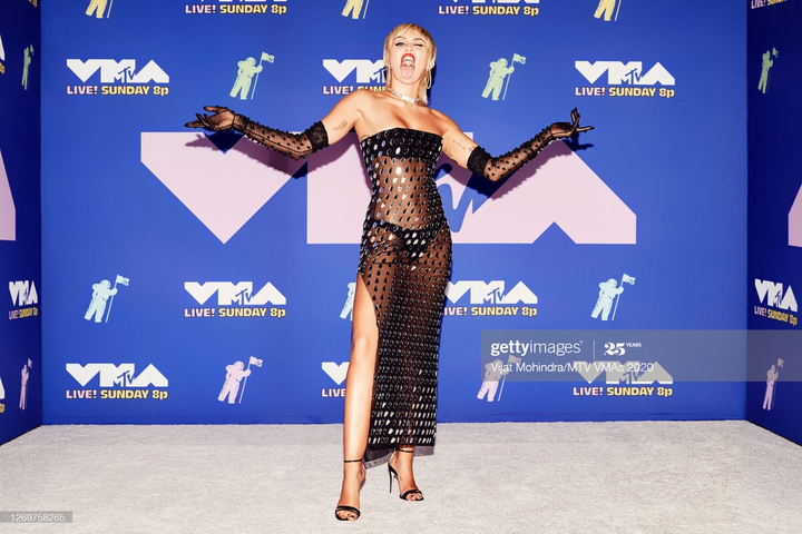 Lady Gaga đề cao khẩu trang tại Lễ trao giải VMAs 2020 - 6