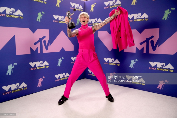 Lady Gaga đề cao khẩu trang tại Lễ trao giải VMAs 2020 - 5