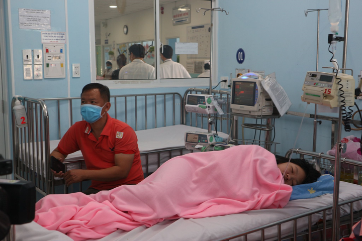 Trẻ mắc sốt xuất huyết ở TP.HCM tăng, nhiều trường hợp nặng - 1