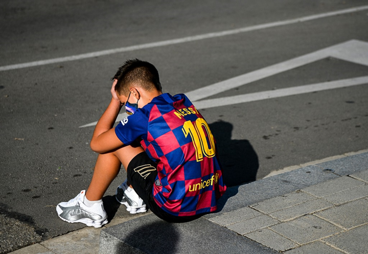 LaLiga làm khó, Messi còn có 'cửa' rời Barca? - 5