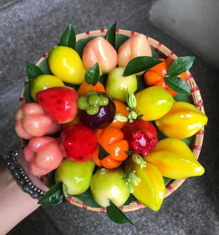 Bà nội trợ bỏ nửa triệu đồng mua mẹt hoa ngũ sắc cúng Rằm tháng Bảy - 1
