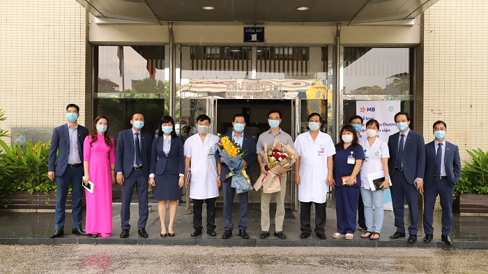 Trao tặng 2 xe cứu thương do MB tài trợ cho Bệnh viện Bạch Mai - 4