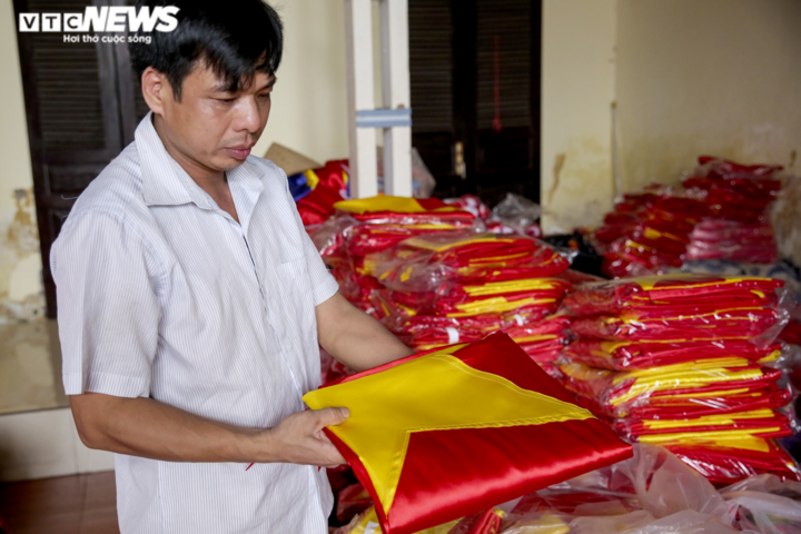 Ngôi làng ven sông Hồng tất bật may cờ Tổ quốc phục vụ Quốc khánh 2/9 - 17
