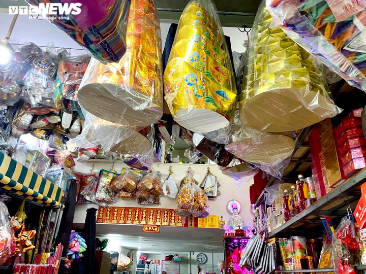 Ảnh hưởng dịch COVID-19, chợ vàng mã TP.HCM đìu hiu giữa tháng 'cô hồn' - 2