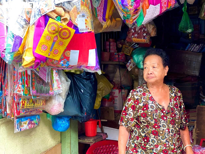 Ảnh: Ế khách, tiểu thương bán hàng mã tại TP.HCM 'méo mặt' trong tháng cô hồn - 4