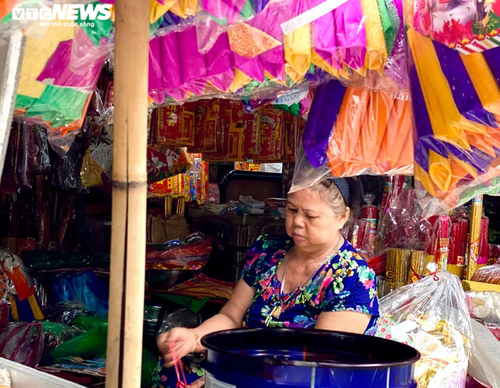 Ảnh: Ế khách, tiểu thương bán hàng mã tại TP.HCM 'méo mặt' trong tháng cô hồn - 10
