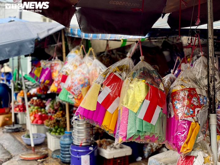 Ảnh: Ế khách, tiểu thương bán hàng mã tại TP.HCM 'méo mặt' trong tháng cô hồn - 13