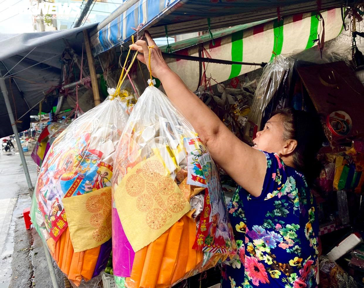 Ảnh: Ế khách, tiểu thương bán hàng mã tại TP.HCM 'méo mặt' trong tháng cô hồn - 11