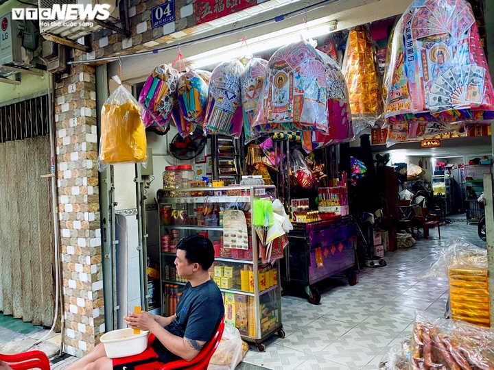 Ảnh hưởng dịch COVID-19, chợ vàng mã TP.HCM đìu hiu giữa tháng 'cô hồn' - 3