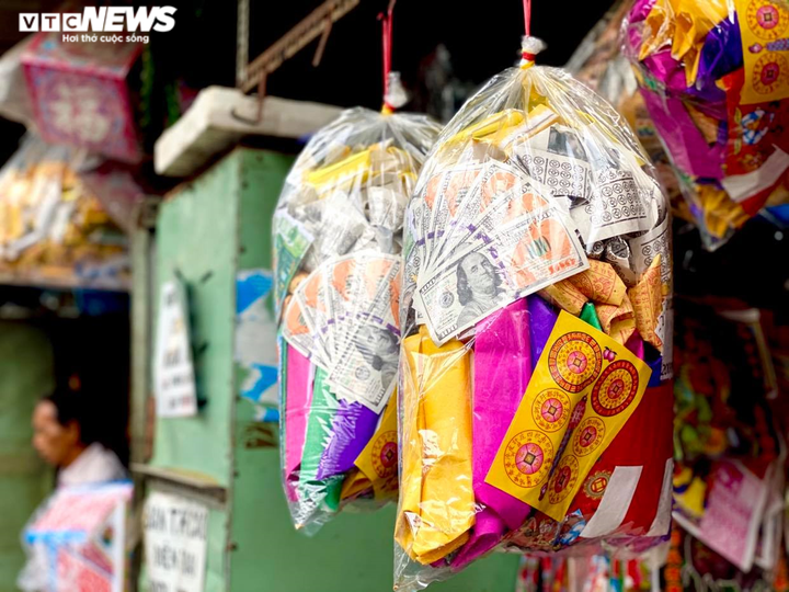 Ảnh: Ế khách, tiểu thương bán hàng mã tại TP.HCM 'méo mặt' trong tháng cô hồn - 5