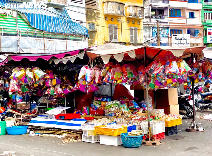 Ảnh hưởng dịch COVID-19, chợ vàng mã TP.HCM đìu hiu giữa tháng 'cô hồn' - 1