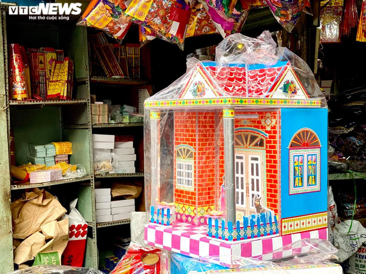 Ảnh: Ế khách, tiểu thương bán hàng mã tại TP.HCM 'méo mặt' trong tháng cô hồn - 7