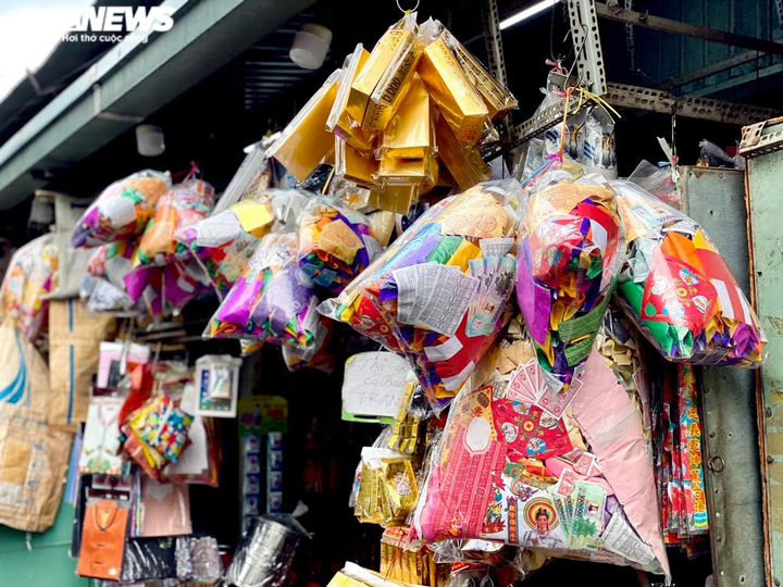 Ảnh: Ế khách, tiểu thương bán hàng mã tại TP.HCM 'méo mặt' trong tháng cô hồn - 2