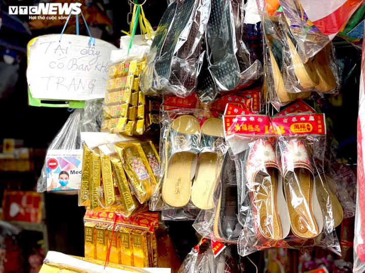 Ảnh: Ế khách, tiểu thương bán hàng mã tại TP.HCM 'méo mặt' trong tháng cô hồn - 9