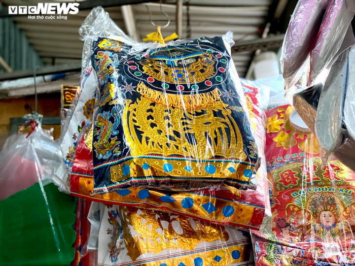 Ảnh: Ế khách, tiểu thương bán hàng mã tại TP.HCM 'méo mặt' trong tháng cô hồn - 8