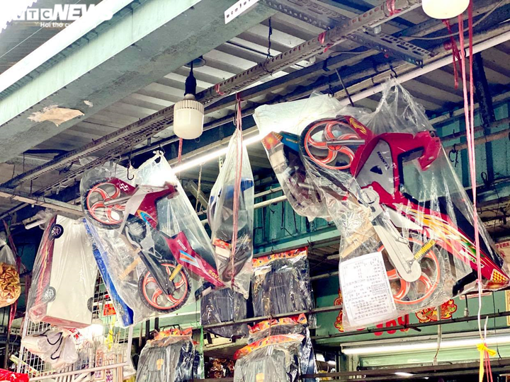 Ảnh: Ế khách, tiểu thương bán hàng mã tại TP.HCM 'méo mặt' trong tháng cô hồn - 6