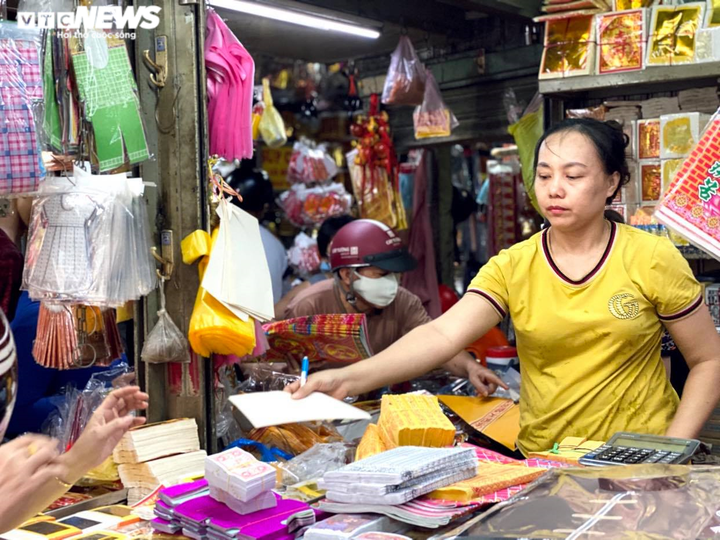 Ảnh: Ế khách, tiểu thương bán hàng mã tại TP.HCM 'méo mặt' trong tháng cô hồn - 12