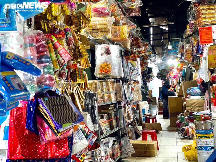 Ảnh: Ế khách, tiểu thương bán hàng mã tại TP.HCM 'méo mặt' trong tháng cô hồn - 3