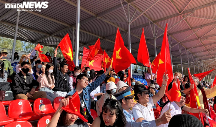 Cổ động viên Việt Nam cháy hết mình tại Army Games 2020 - 2