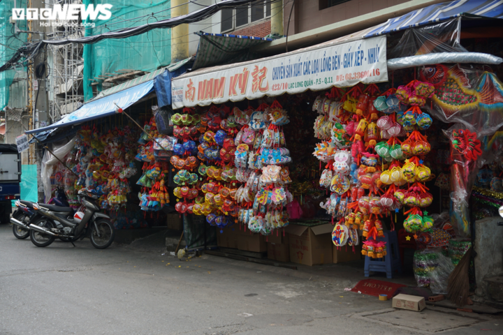 Làng nghề lồng đèn lớn nhất TP.HCM vắng vẻ, đìu hiu trước Trung thu - 1