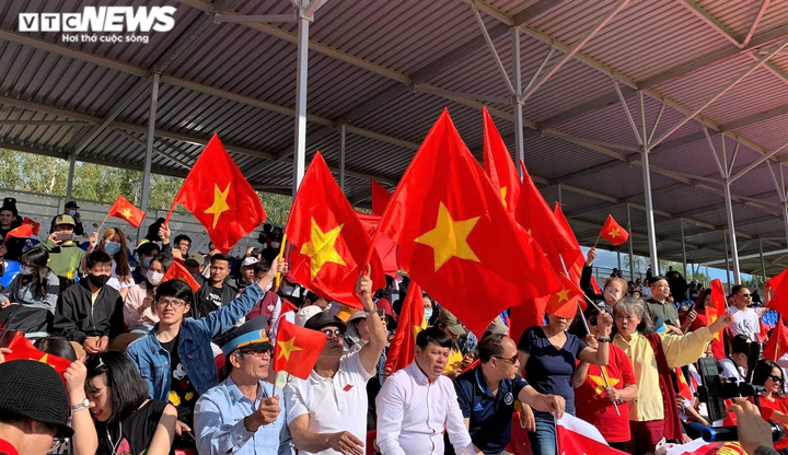 Cổ động viên Việt Nam cháy hết mình tại Army Games 2020 - 3