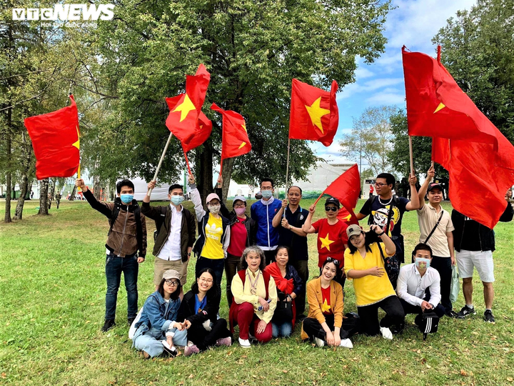 Cổ động viên Việt Nam cháy hết mình tại Army Games 2020 - 4