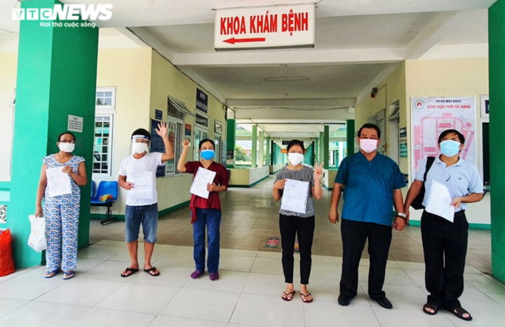 Ca mắc COVID-19 đầu tiên trong cộng đồng được công bố khỏi bệnh - 2