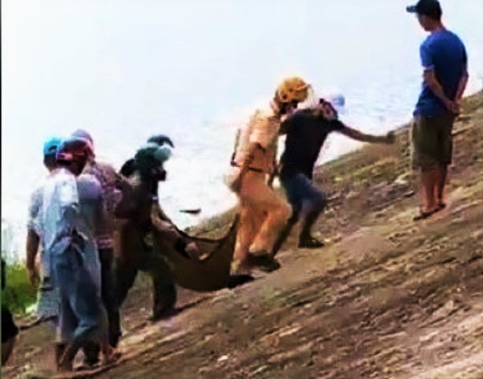 Quặn lòng cảnh cha chết đuối bỏ lại 2 con nhỏ - 1