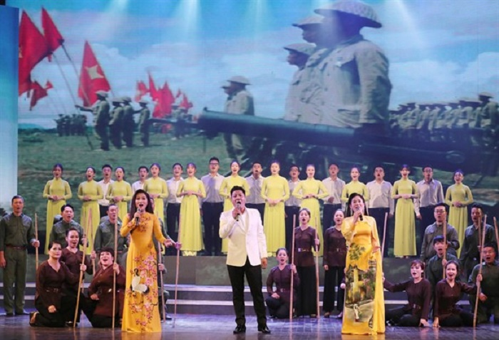 Thủ tướng dự chương trình nghệ thuật đặc biệt 'Tổ quốc tôi chưa đẹp thế bao giờ' - 4