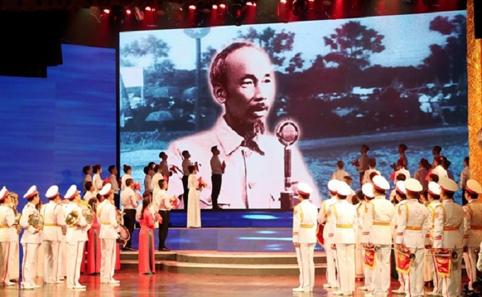 Thủ tướng dự chương trình nghệ thuật đặc biệt 'Tổ quốc tôi chưa đẹp thế bao giờ' - 3