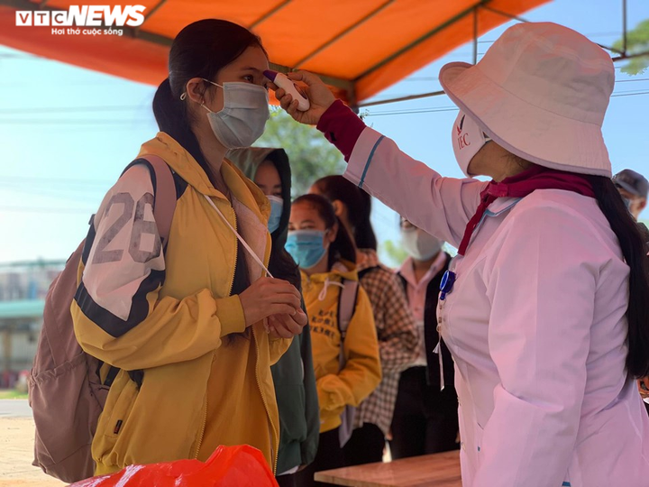 Thí sinh vùng 'tâm dịch' COVID-19 hồi hộp trước khi thi THPT đợt 2 - 4