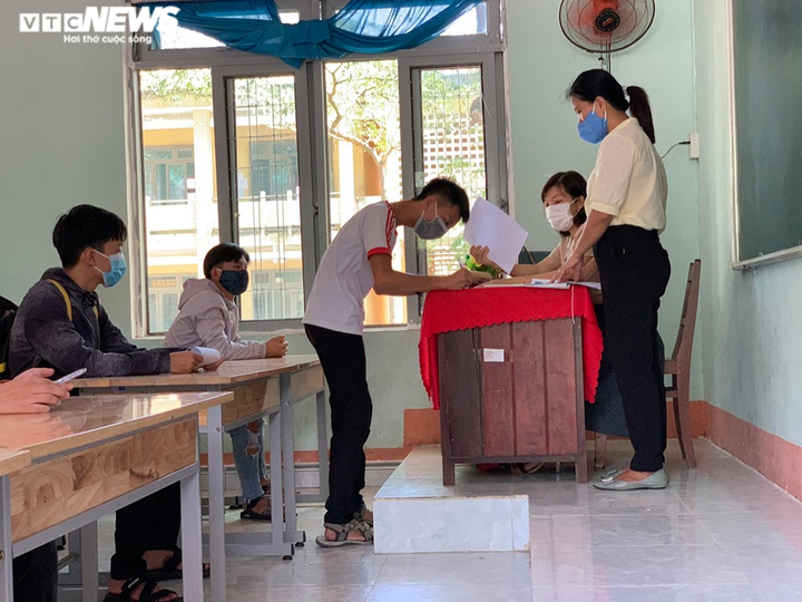 Thí sinh vùng 'tâm dịch' COVID-19 hồi hộp trước khi thi THPT đợt 2 - 6