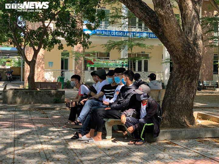 Thí sinh vùng 'tâm dịch' COVID-19 hồi hộp trước khi thi THPT đợt 2 - 3